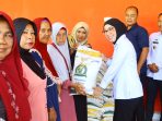 Launching Penyaluran Bantuan Pangan Periode Juni-Juli 2025 di Wilayah Kabupaten Way Kanan Lampung Berlangsung di Balai Kampung Way Tuba, Kecamatan Way Tuba, Dihadiri Oleh Bupati Ayu Asalasiyah