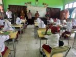 Polsek Buay Bahuga Monitoring Pembagian MBG Sekaligus Berikan Binluh Ke Pelajar Sekolah