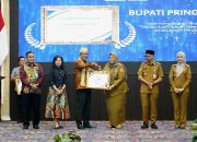 Dukung Pembentukan Posbankum Desa, Bupati Pringsewu Diganjar Penghargaan Oleh Menkum RI